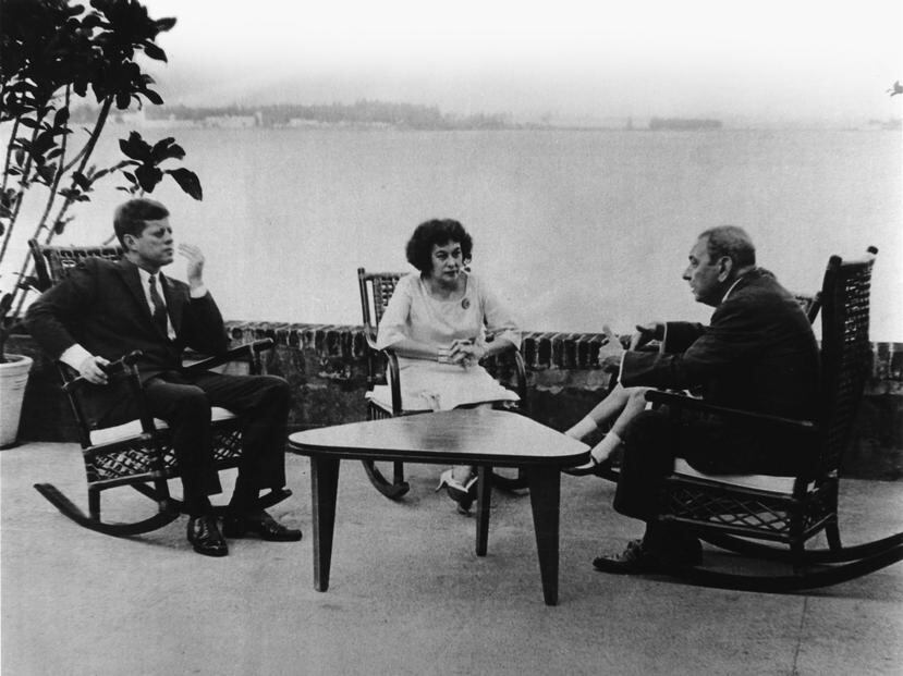 El presidente John F. Kennedy, Inés Mendoza y Luis Muñoz Marín en La Fortaleza en 1961.