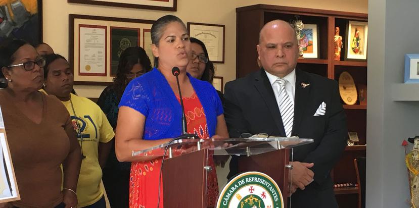 Las madres se expresan durante la conferencia de prensa citada por el representante Luis Raúl Torres.