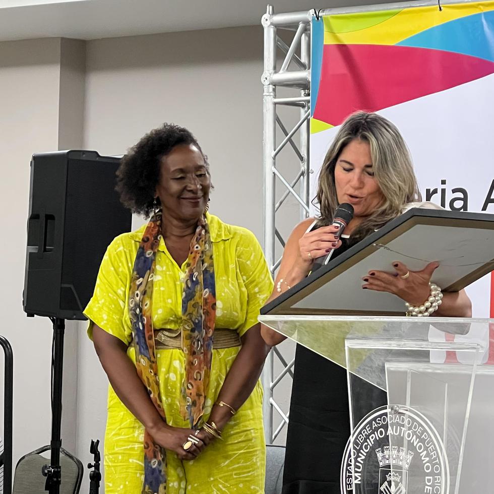 La autora Mayra Santos Febres fue homenajeada durante su clase magistral en la Feria Anual del Libro de Caguas.