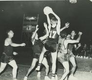 El baloncesto en la década de 1950 se jugaba en canchas de cemento, al aire libre. A extrema izquierda, Juan "Pachín" Vicens durante un partido.