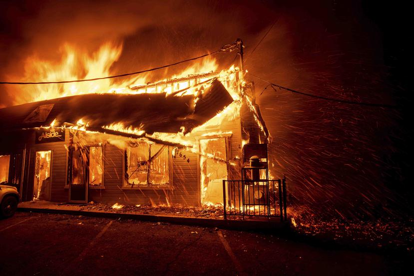 El incendio consume una tienda en California. (AP)