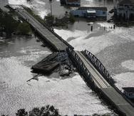 Una barcaza dañó un puente que separa Lafitte, Luisiana, y Jean Lafitte tras el paso del huracán Ida, el 30 de agosto de 2021, en Luisiana. (AP Foto/David J. Phillip)