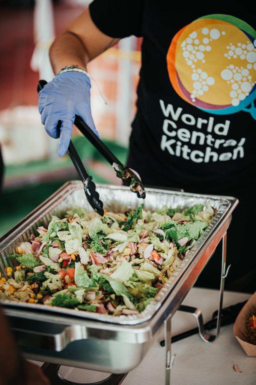 La organzación Wolrd Central Kitchen, a través de su programa Plow to Plate, está activa llevando alimentos a hospitales, cuarteles y centros de envejecientes. (suministrada)