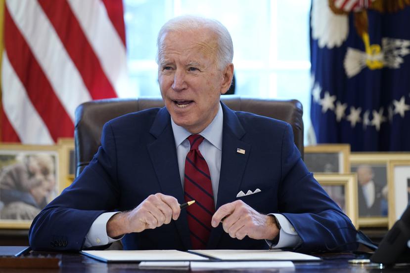 El presidente Joe Biden firma una serie de decretos en la Casa Blanca, Washington.