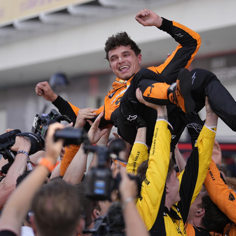 Lando Norris, de McLaren, es levantado por su equipo de trabajo el domingo en Miami.