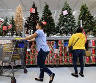 La venta de productos navideños comenzó en las Walmart este año más temprano, con la decoración para la casa y los árboles. Y los consumidores ya están comprando hasta los regalos, según Iván Báez, portavoz de la cadena.