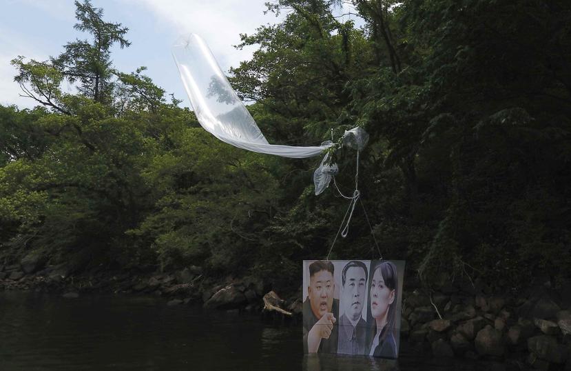Un globo con un cartel con la imagen del líder norcoreano, Kim Jong Un (izquierda), el fallecido líder Kim Il Sung (centro) y Kim Yo Jong, la hermana de Kim Jong Un. (AP)