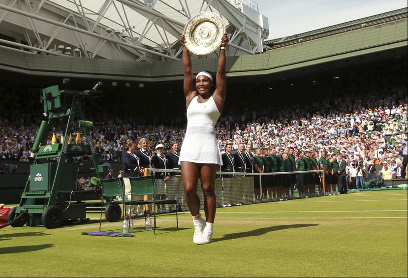 Serena Williams alza el trofeo de campeona de Wimbledon de 2015 tras derrotar a Garbiñe Muguruza en la final. Siete de sus 23 títulos de Grand Slam han sido en Wimbledon.
