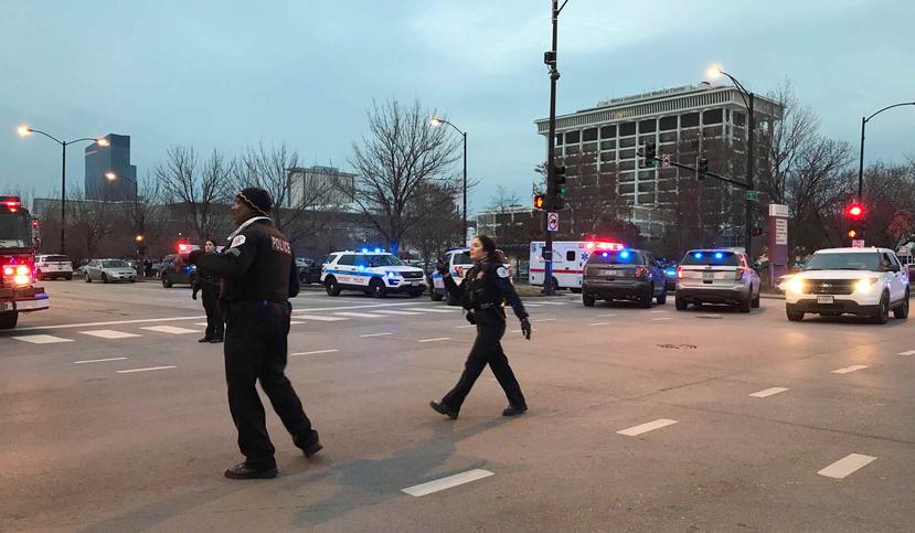 Agentes de la Policía a las afueras del hospital en Chicago. (AP)