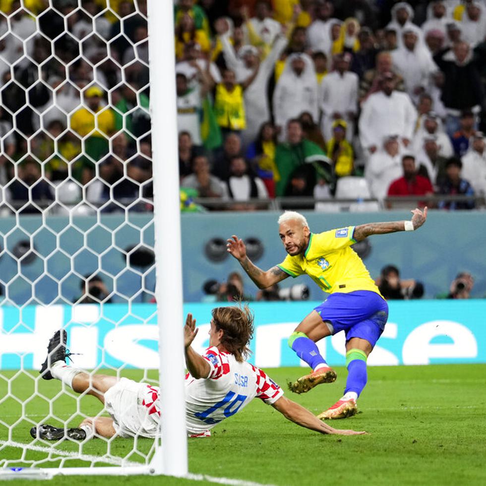 Neymar anota el único gol de Brasil en el partido contra Croacia por los cuartos de final del Mundial.
