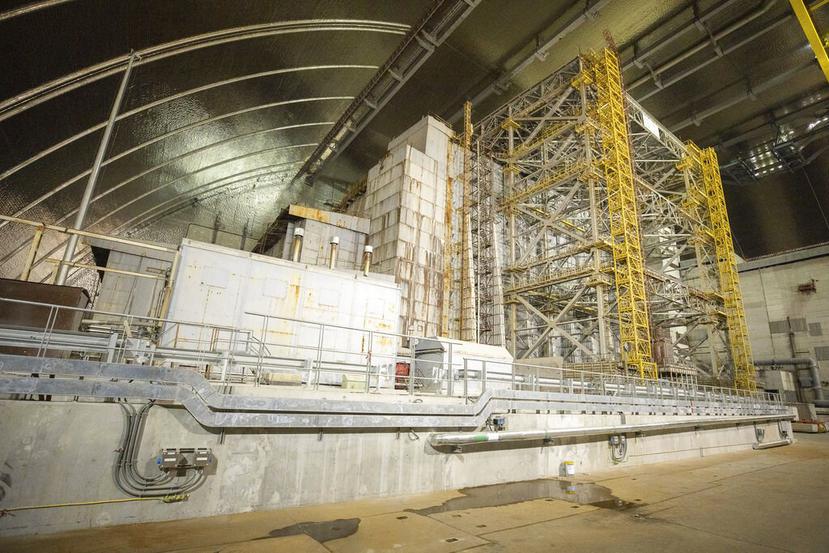La construcción del nuevo sarcófago costó casi $1,700 millones y el proyecto tomó nueve años en completarse. (AP)