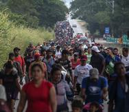 Migrantes caminan hacia la localidad de Loma Bonita en el estado mexicano de Veracruz.