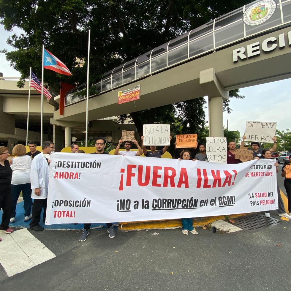 Manifestación de estudiantes que exigen la destitución de Ilka Ríos como rectora del Recinto de Ciencias Médicas.