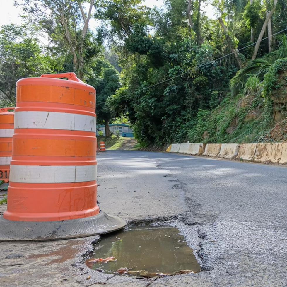Esta foto muestra un derrumbe y deterioro de una vía rural en Caguas.