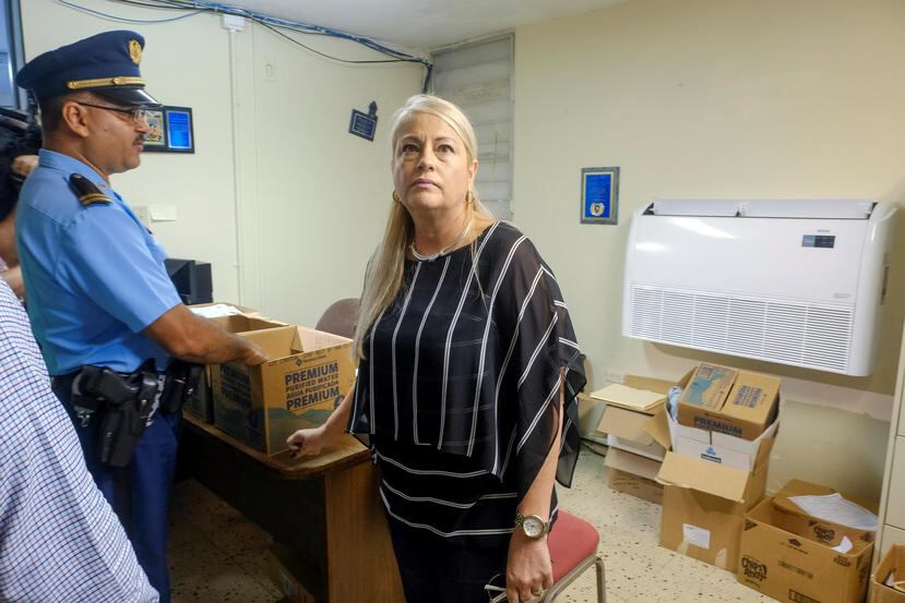 La gobernadora Wanda Vázquez Garced se mostró sorprendida con el estado de deterioro del cuartel municipal de Culebra.