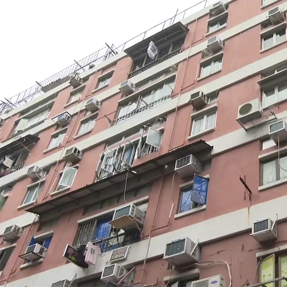 El exterior de un edificio de Hong Kong donde se encontraron dos bebés varones muertos en botellas de cristal luego que el apartamento fuera entregado por sus inquilinos.