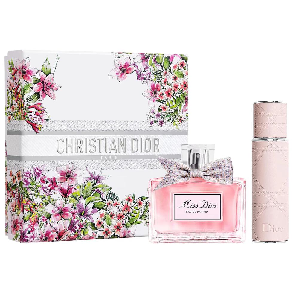 Miss Dior Eau de Parfum Perfume Set te ofrece un “eau de parfum” de 0.33 onzas y un “eau de parfum travel spray”, todo empacado la manera sutil que caracteriza a la marca. Consíguelo en Sephora. 