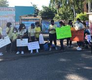 Estudiantes participaron de una manifestación frente a la escuela Alejandro Tapia y Rivera, en Lajas, para rechazar la decisión de Educación de regresarlos a la Escuela Elemental Urbana Nueva de Lajas.