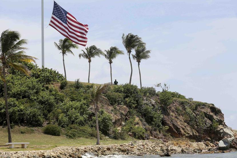 Ahora apodada "Isla Pedófilo", atrae a los turistas desde que el financista acusado de tráfico sexual aparentemente se suicidó en una cárcel en Nueva York. (AP/Gabriel Lopez Albarran)