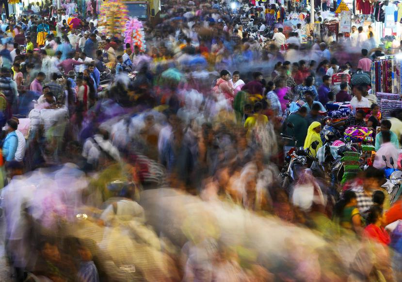 Personas se mueven por un mercado al aire libre en Mumbai, India.