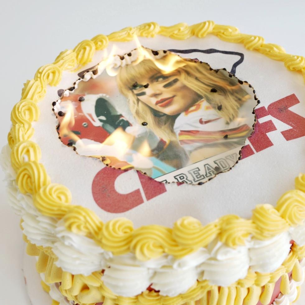 Un "pastel inflamable" con el tema de Taylor Swift y Kansas City Chiefs.