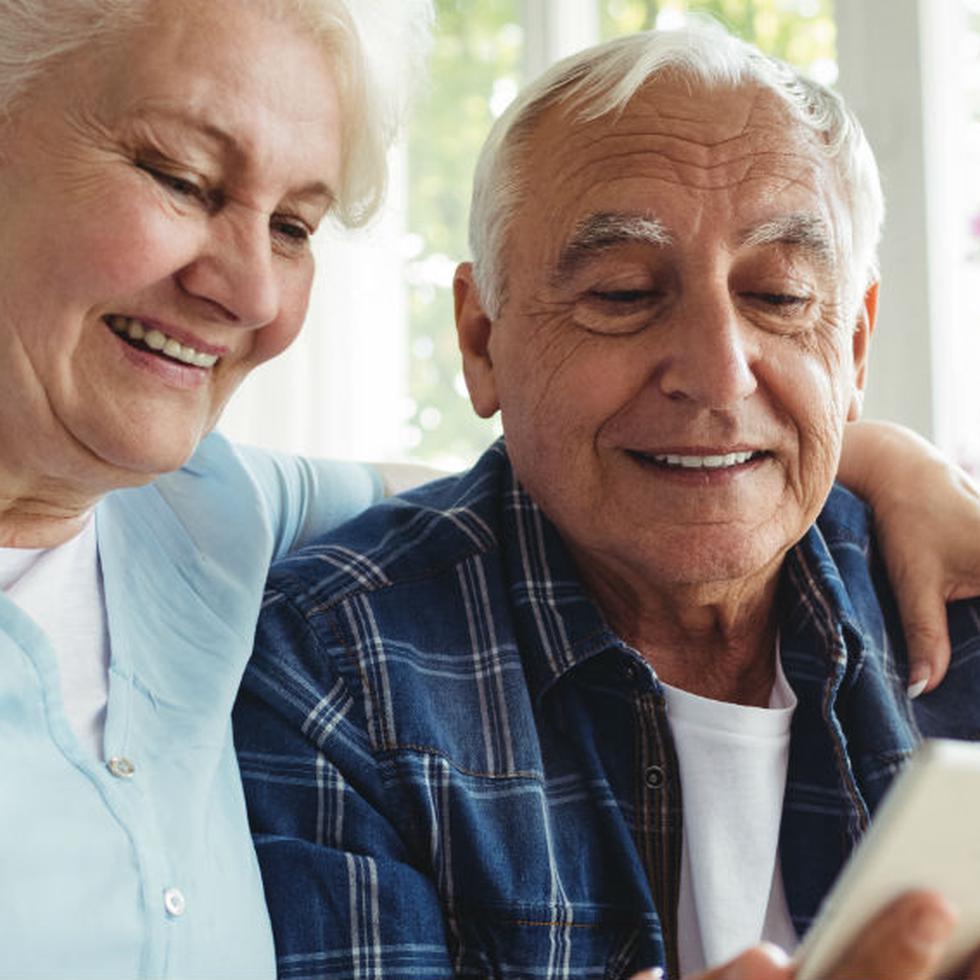 El adulto mayor puede notificar de manera muy fácil y sencilla si no se siente bien de salud. (Shutterstock)