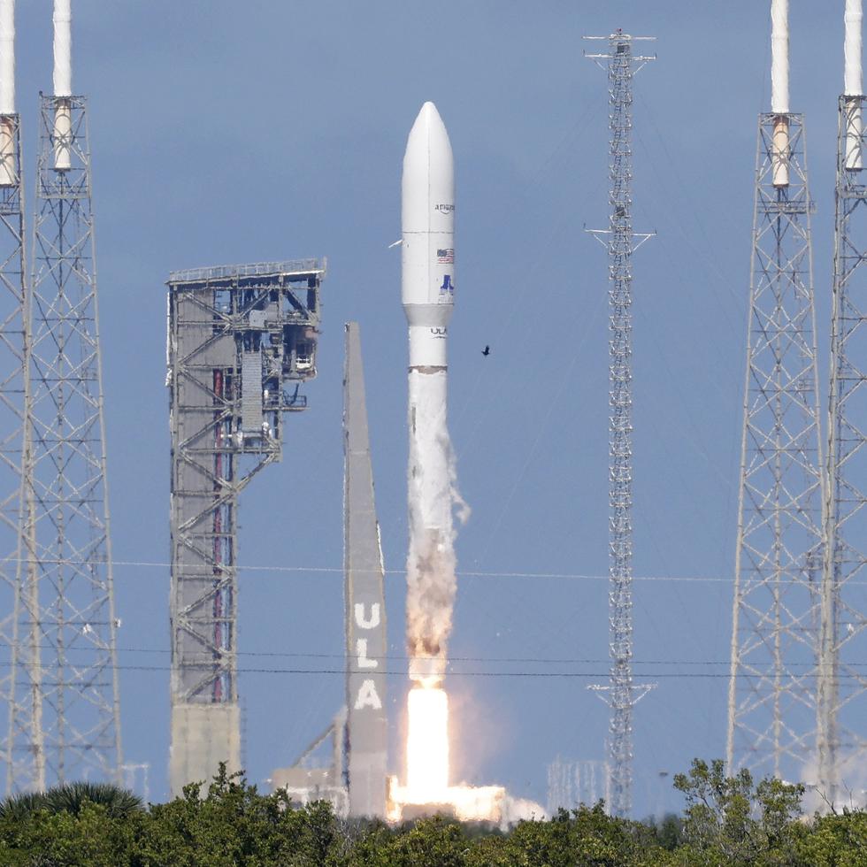 Un cohete Atlas 5 de Amazon despega del Complejo de Lanzamiento Espacial 41 en Cabo Cañaveral, Florida, el viernes 6 de octubre de 2023.(AP Foto/Terry Renna)