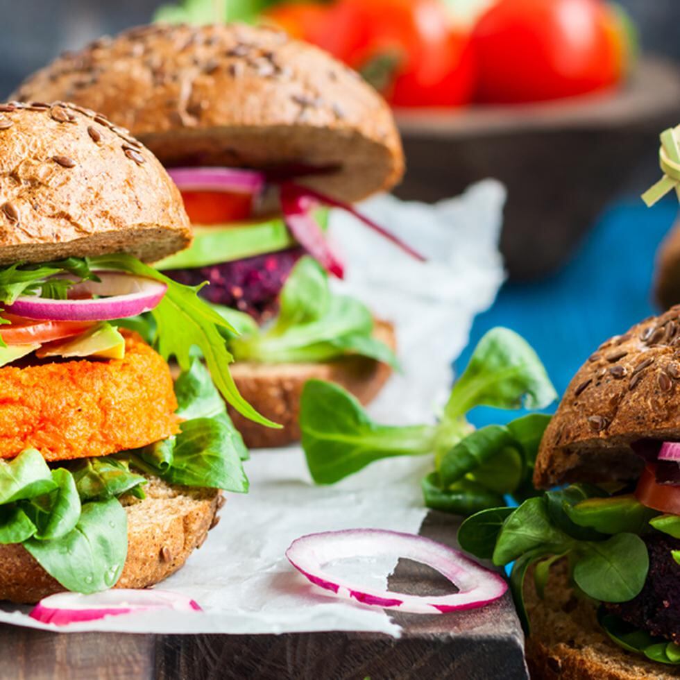 Las personas que adoptan el veganismo llevan una dieta que tiene como principal fuente a la proteína vegetal. (Shutterstock)