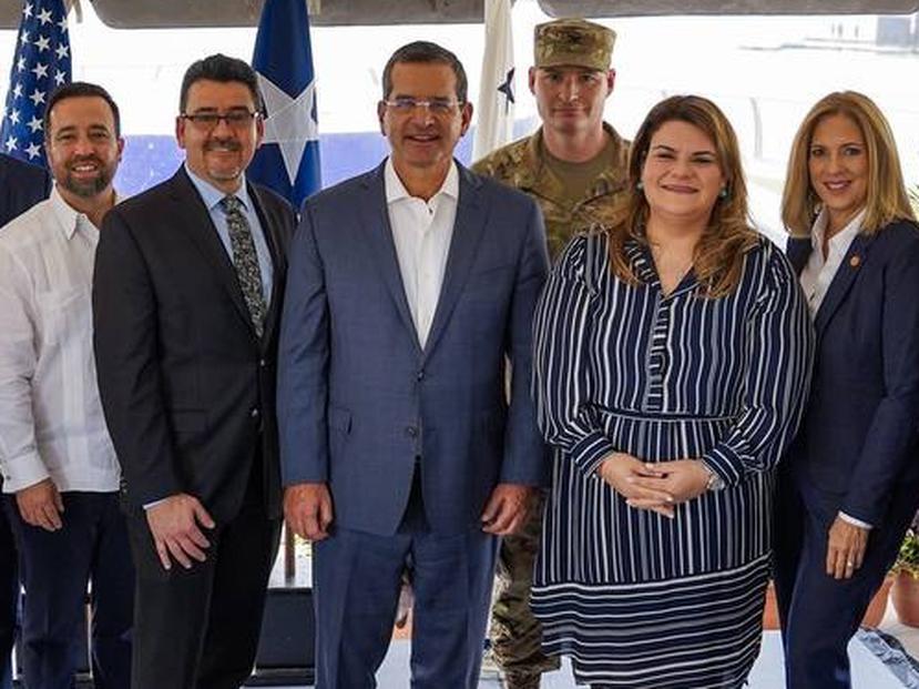 Al centro, el gobernador Pedro Pierluisi junto a la comisionada residente Jenniffer González, a su derecha, durante la actividad.