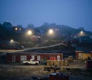 La niebla matutina envuelve casas en Kulusuk, Groenlandia. (AP)
