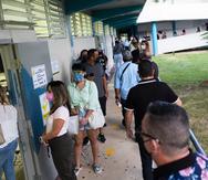 Cientos de electores permanecen en fila pasada las 5 de la tarde en la Escuela Gabriela Mistral de Puerto Nuevo.
FOTOS POR DENNIS M. RIVERA PICHARDO/ Especial El Nuevo Día