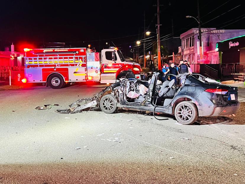 Así quedó el vehículo Toyota Corolla involucrado en un accidente fatal en Fajardo.