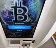 El logotipo de bitcoin aparece en la pantalla de un cajero automático de criptomonedas en la tienda Smoker’s Choice en Salem, Nueva Hampshire.