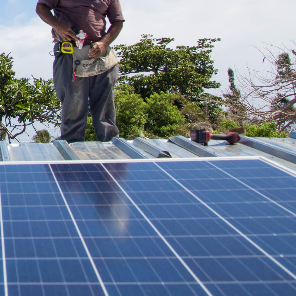 Una pieza clave para que más hogares de todo nivel económico puedan ver la energía solar como opción es el acceso ágil a financiamiento.