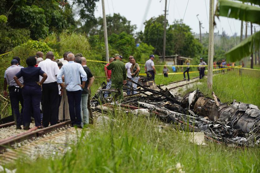 Las autoridades inspeccionan los restos del avión accidentado en Cuba.  (EFE)