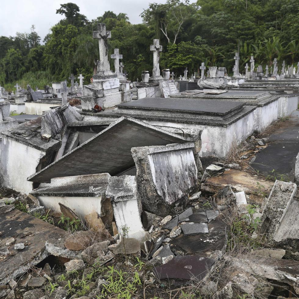 Aunque los terrenos del cementerio de Lares ya estaban cediendo en 2013, los estragos del huracán María, en 2017, provocaron la clausura de parte del camposanto.
