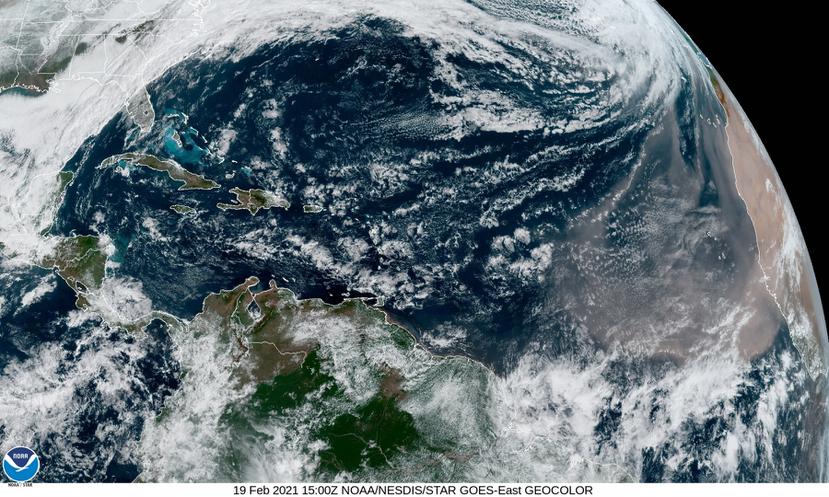 Imagen de satélite de la nube de polvo del Sahara que se acerca al área del Caribe.