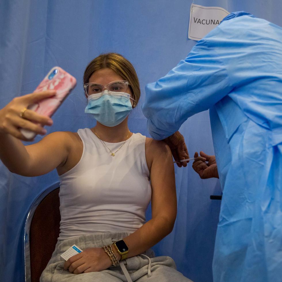 Una mujer recibe una dosis de la vacuna contra la covid-19. EFE/MIGUEL GUTIÉRREZ/ Archivo
