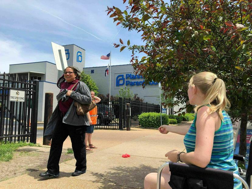 Esta foto de archivo del 17 de mayo del 2019 muestra a varias personas afuera de la clínica Planned Parenthood en St. Louis. (AP)