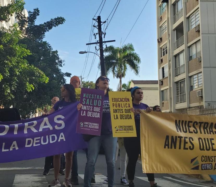 Los manifestantes se apostaron frente a la residencia de José Carrión pancartas y consignas. (Suministrada)