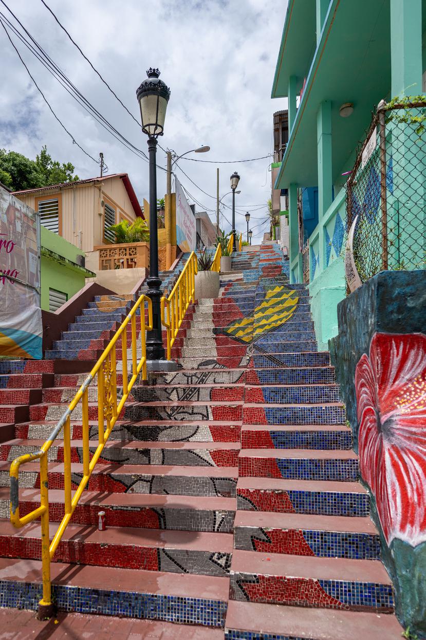 The Cerro de Gurabo was populated by humble workers from the sugar estates since the 19th century. There are 5 picturesque stairs that access the top or top of the hill.