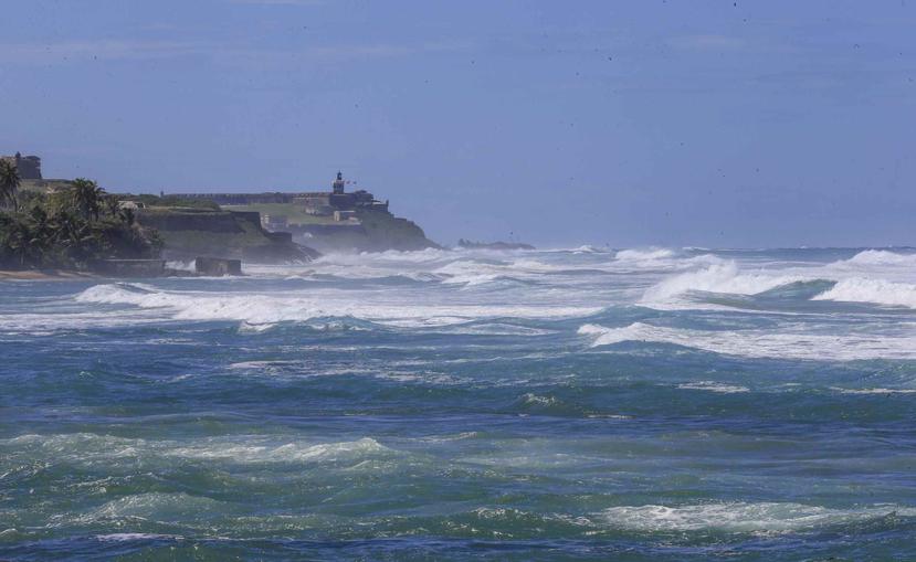 Las olas rompientes en la costa podrían sobrepasar los 15 pies de altura.
