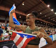 Camacho-Quinn con las banderas de Puerto Rico finalizada la carrera.