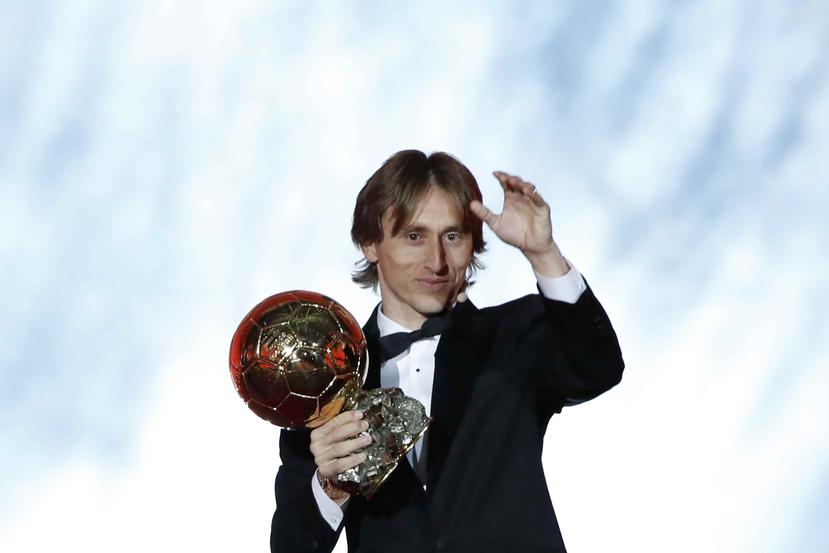 El croata Luka Modric, del Real Madrid, muestra el Balón de Oro que capturó durante la ceremonia de esta noche. (AP / Christophe Ena)