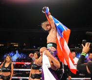 Oscar Collazo celebra su triunfo ante Yudel Reyes en el combate eliminatorio de la OMB.