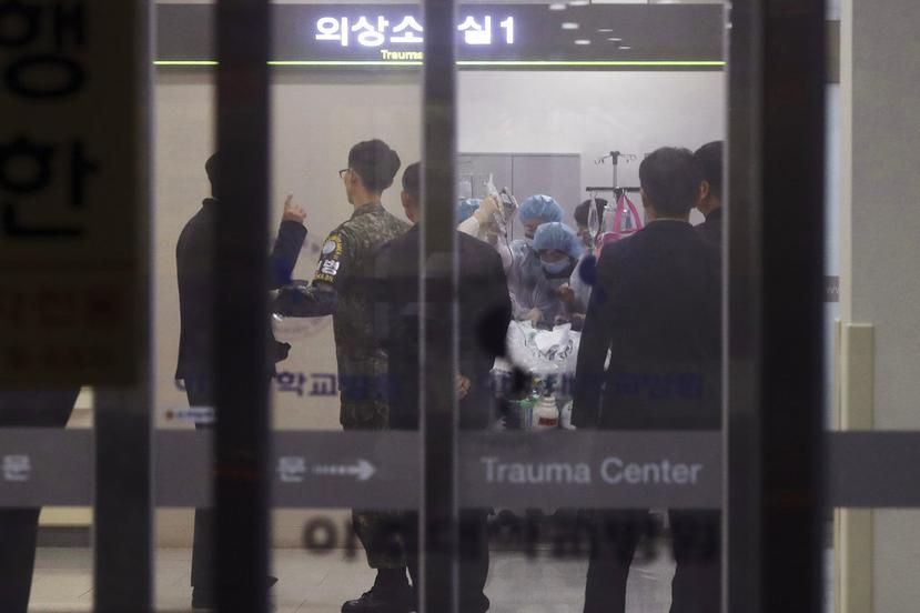 Equipo médico atiende al soldado norcoreano, en un hospital en Suwon, Corea del Sur (AP).
