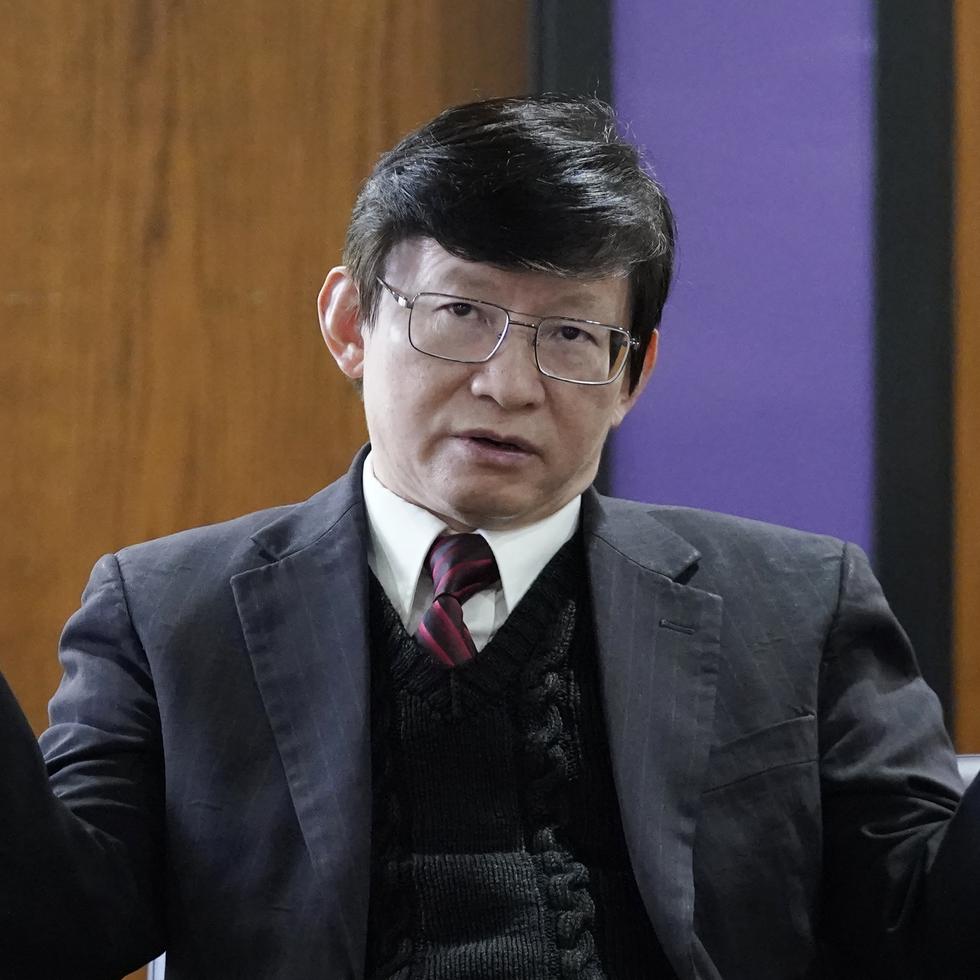 Taowen Le, profesor de Sistemas y Tecnologías de la Información en la Universidad Estatal de Weber, habla durante una entrevista en esa universidad.