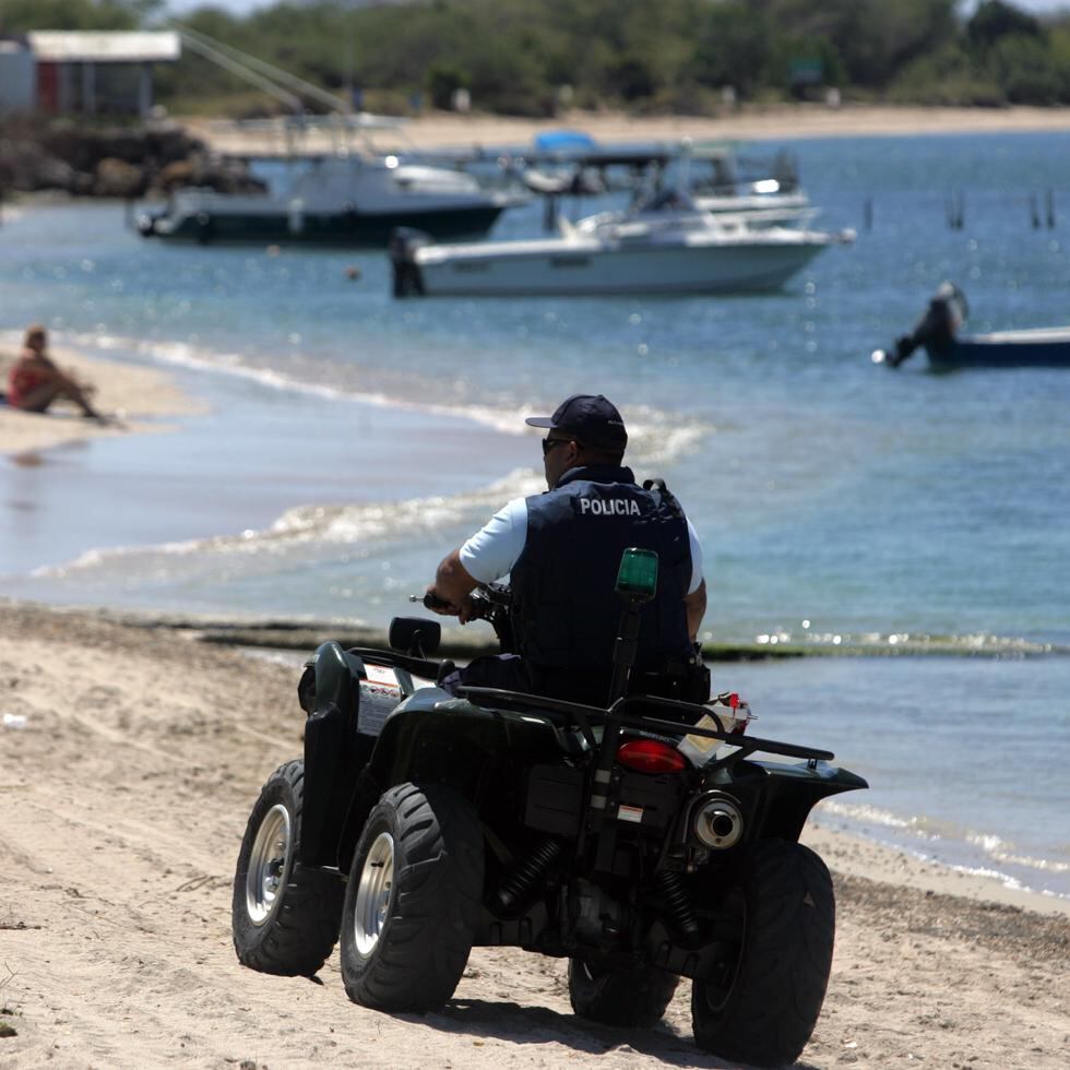 La Policía estará atenta, entre otras cosas, a que los vehículos no se estacionen cerca o sobre áreas de anidamiento de tortugas marinas. En la foto, un oficial da una ronda preventiva en la playa Combate de Cabo Rojo.