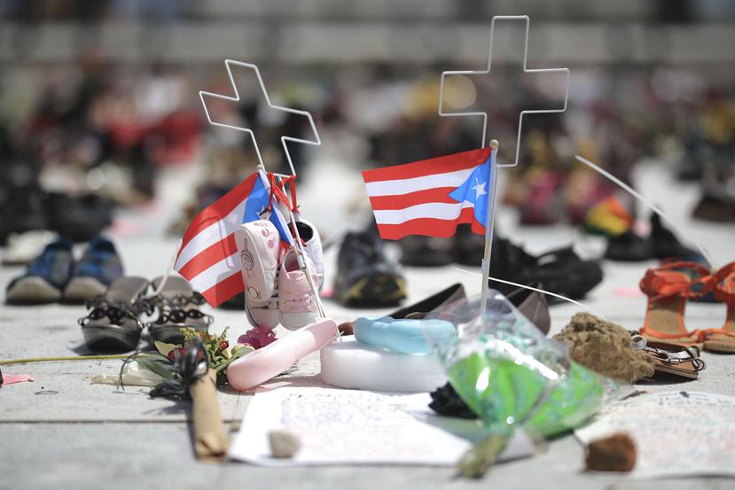 Varios de los zapatos que se colocaron frente al Capitolio en referencia a las personas que murieron por el huracán. (GFR Media)