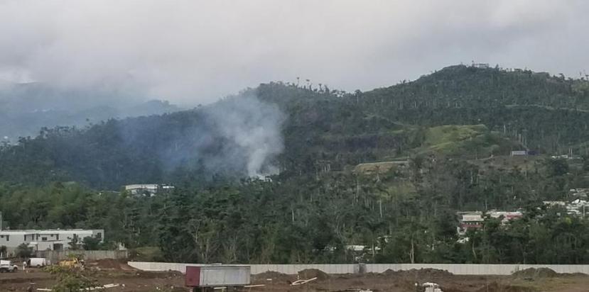 Así se observaba ayer en la mañana la humareda que salía del incendio de los escombros acumulados por el municipio de Bayamón. (Suministrada)